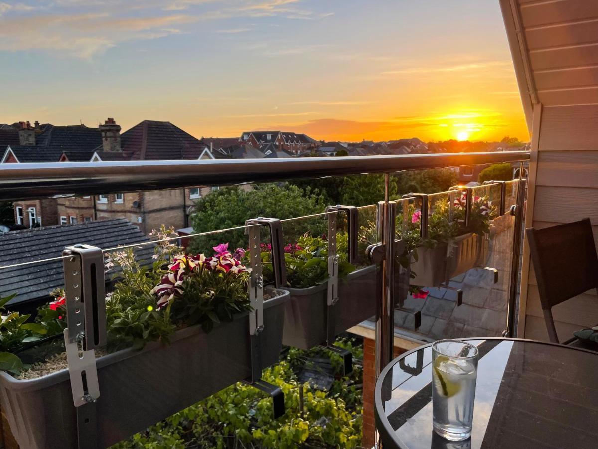 Private Two Bedroom Residence In Southbourne - Private Parking - Off The High Street - Minutes Away From The Beach Bournemouth Exterior foto