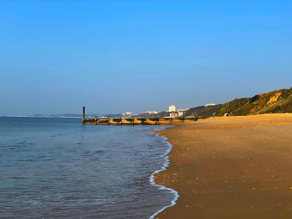Private Two Bedroom Residence In Southbourne - Private Parking - Off The High Street - Minutes Away From The Beach Bournemouth Exterior foto