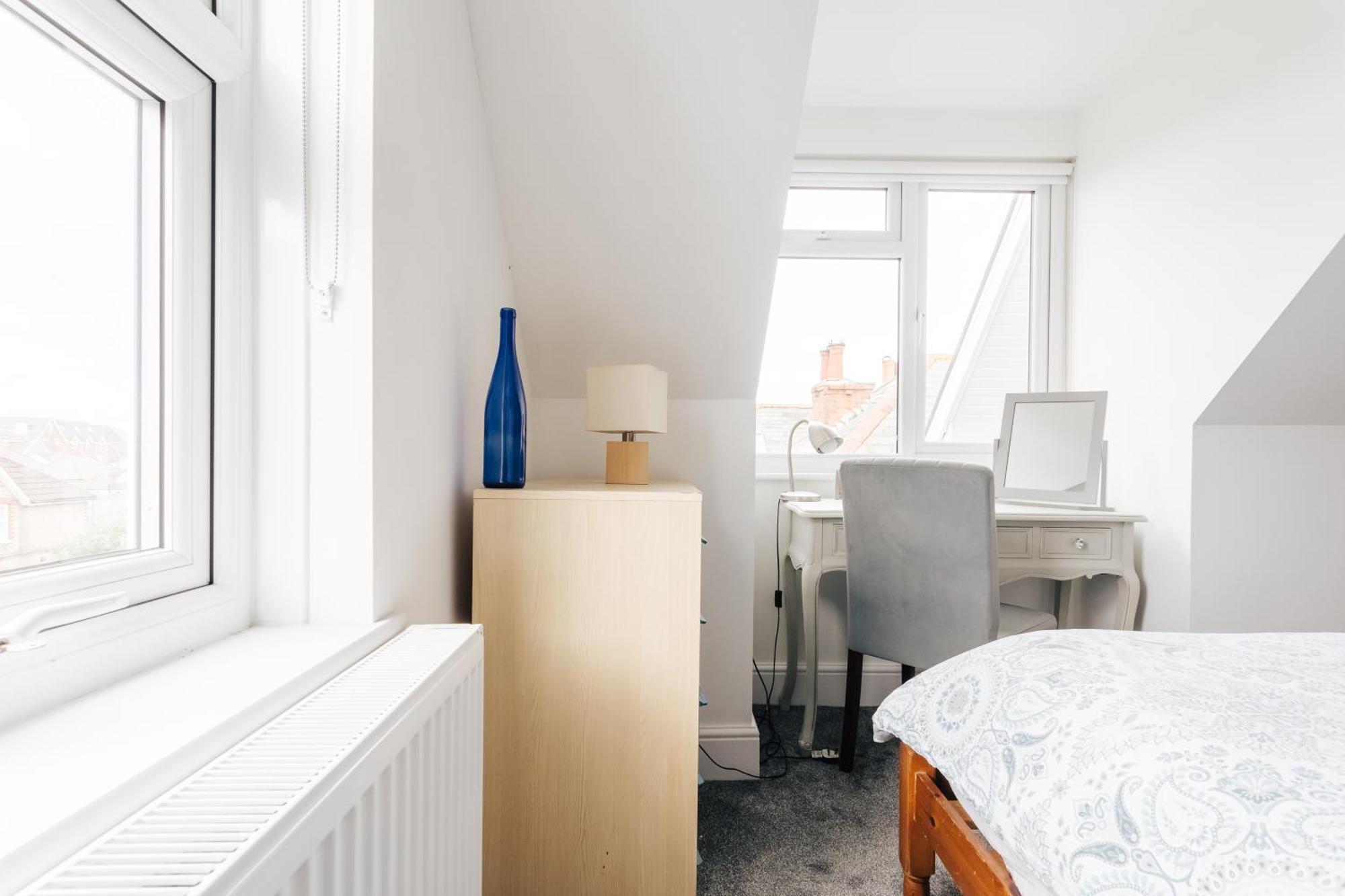 Private Two Bedroom Residence In Southbourne - Private Parking - Off The High Street - Minutes Away From The Beach Bournemouth Exterior foto