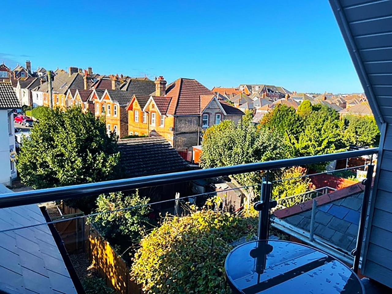 Private Two Bedroom Residence In Southbourne - Private Parking - Off The High Street - Minutes Away From The Beach Bournemouth Exterior foto