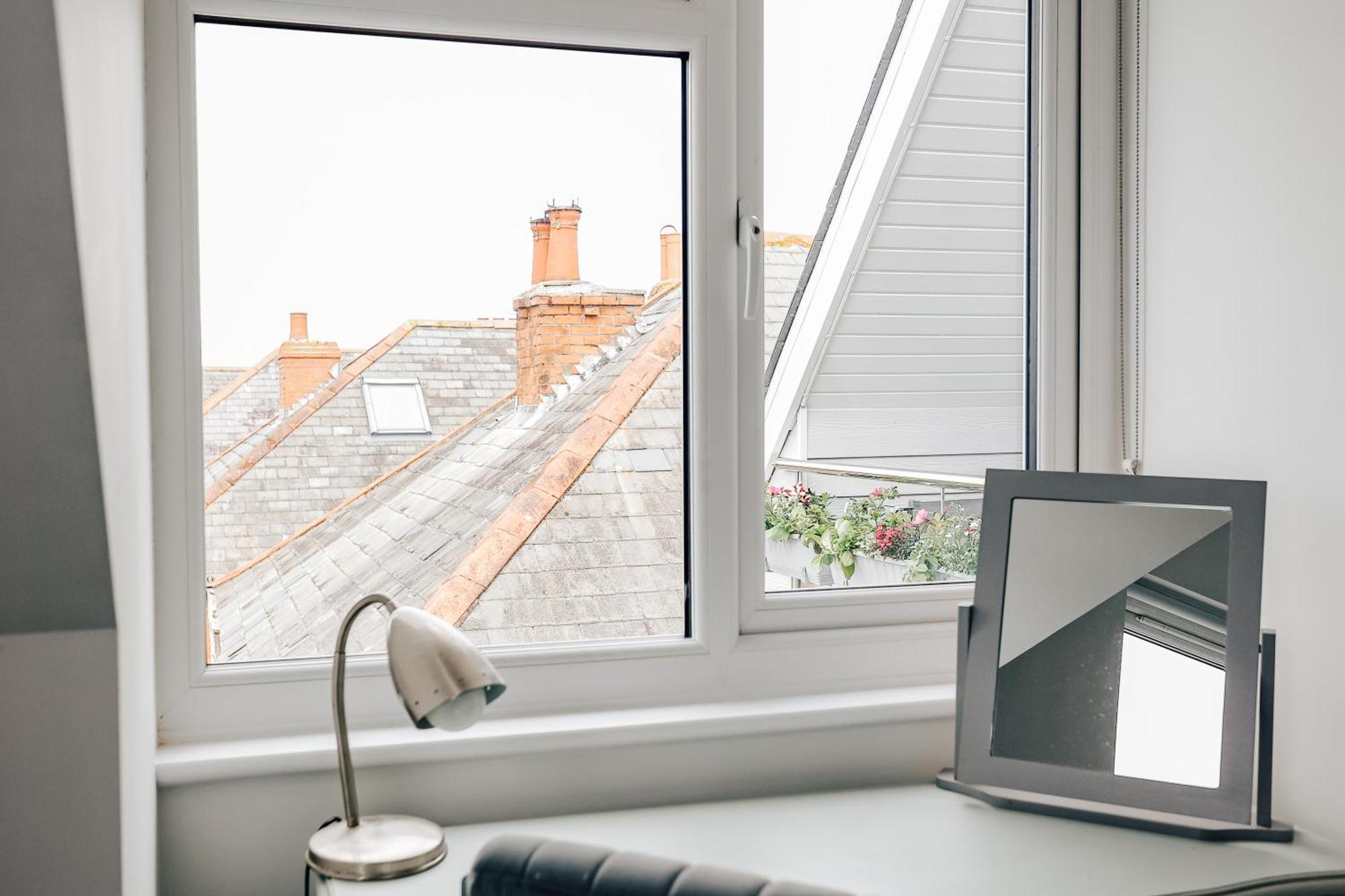 Private Two Bedroom Residence In Southbourne - Private Parking - Off The High Street - Minutes Away From The Beach Bournemouth Exterior foto