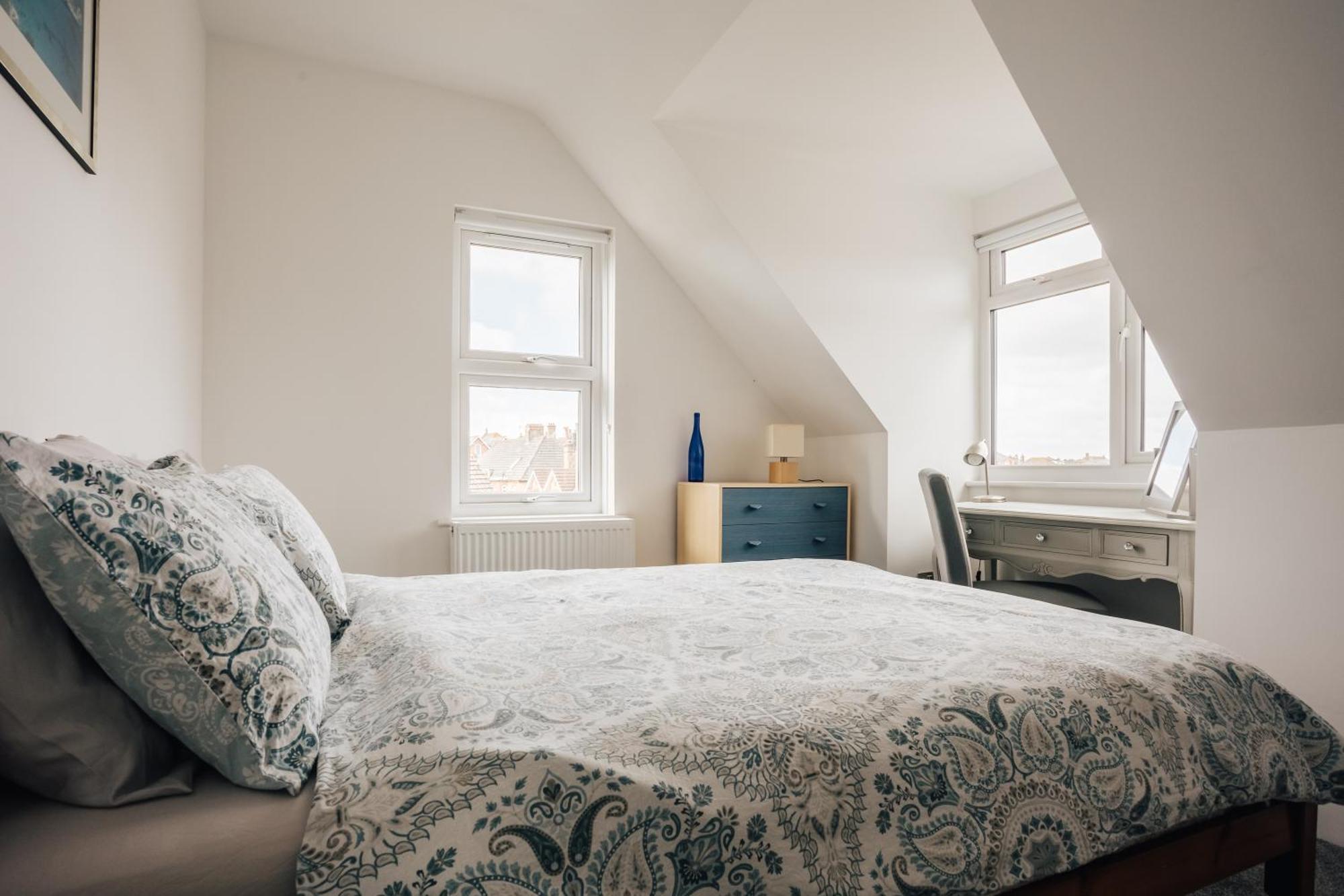 Private Two Bedroom Residence In Southbourne - Private Parking - Off The High Street - Minutes Away From The Beach Bournemouth Exterior foto