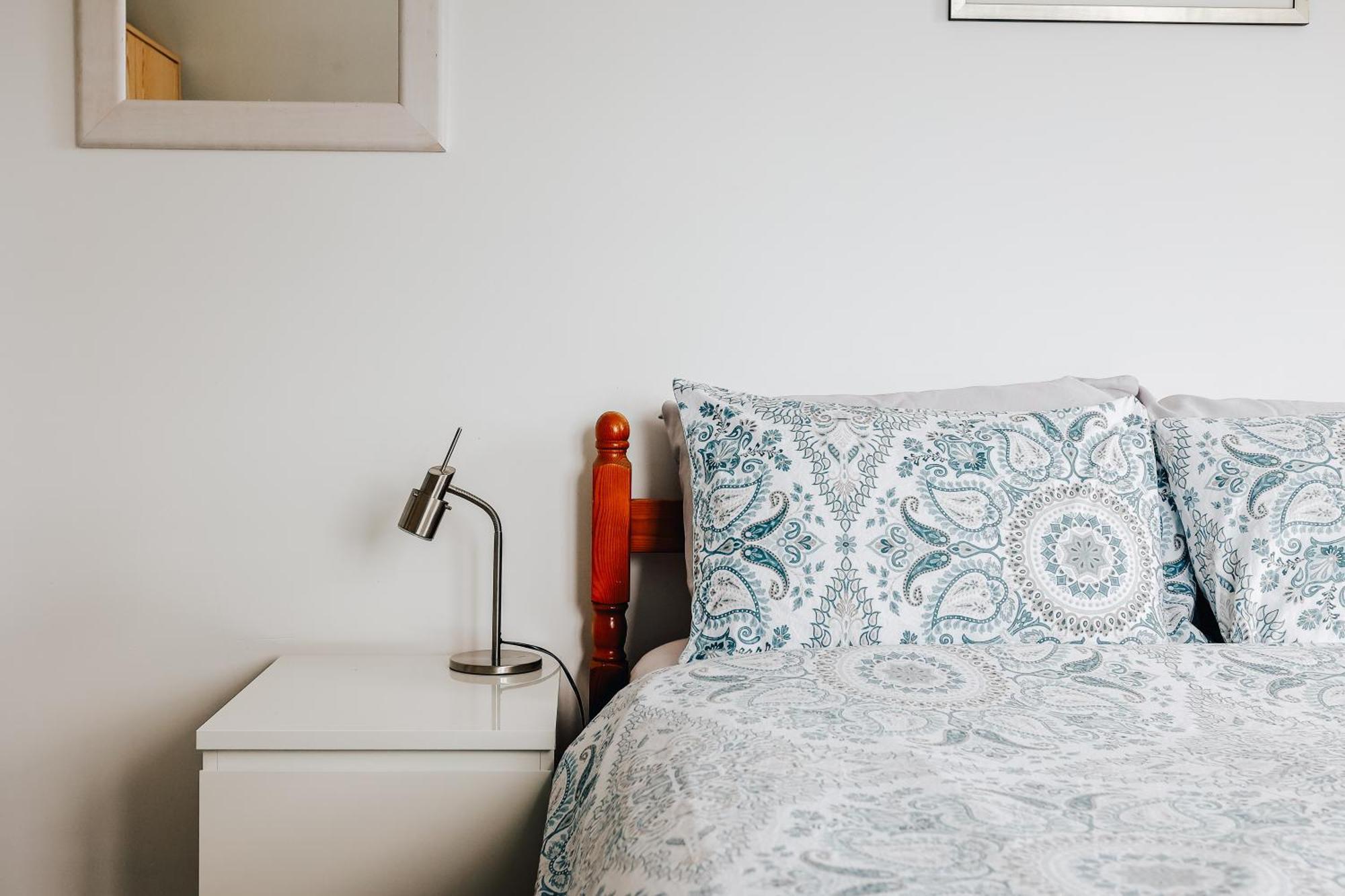 Private Two Bedroom Residence In Southbourne - Private Parking - Off The High Street - Minutes Away From The Beach Bournemouth Exterior foto