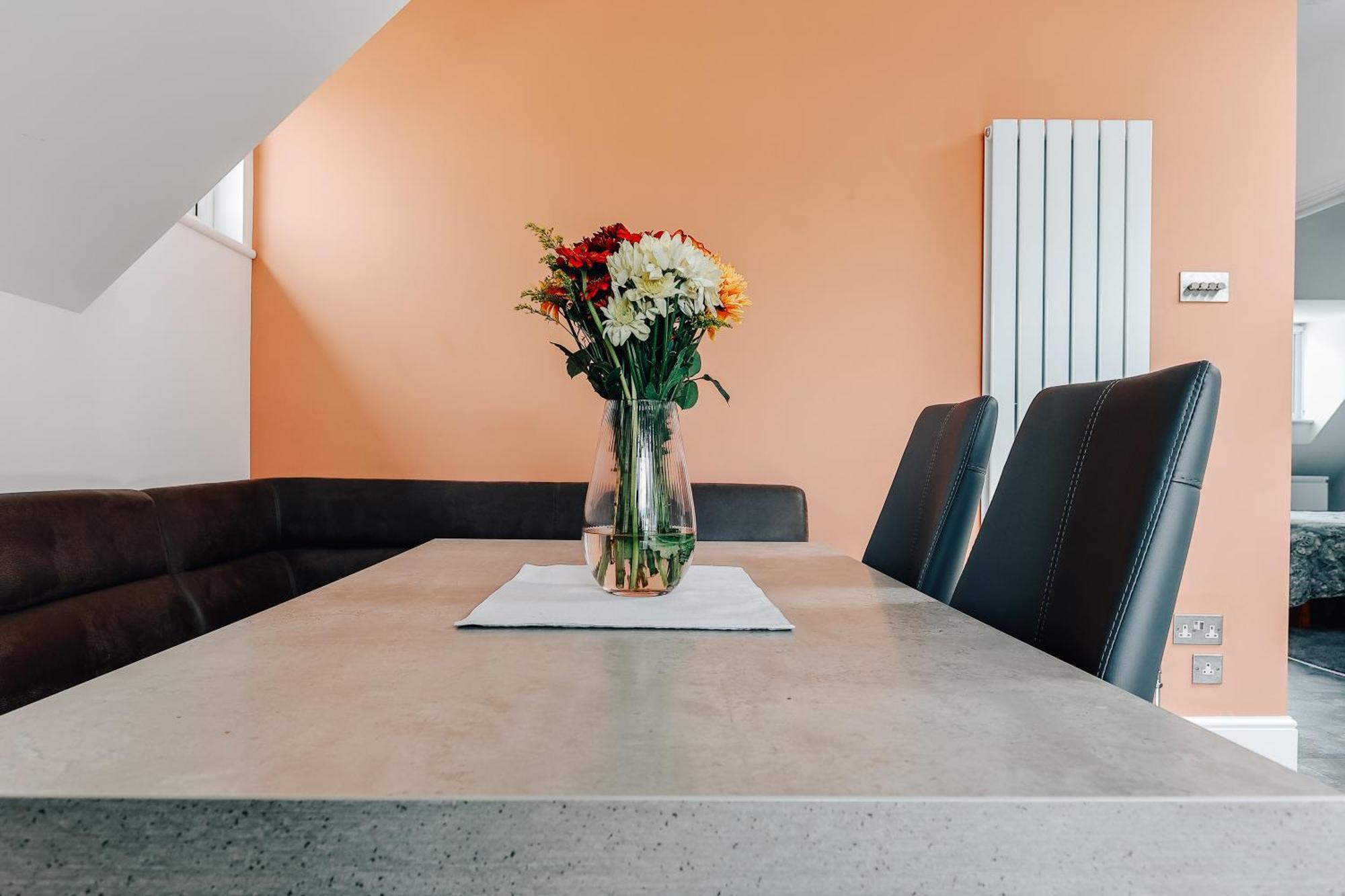 Private Two Bedroom Residence In Southbourne - Private Parking - Off The High Street - Minutes Away From The Beach Bournemouth Exterior foto