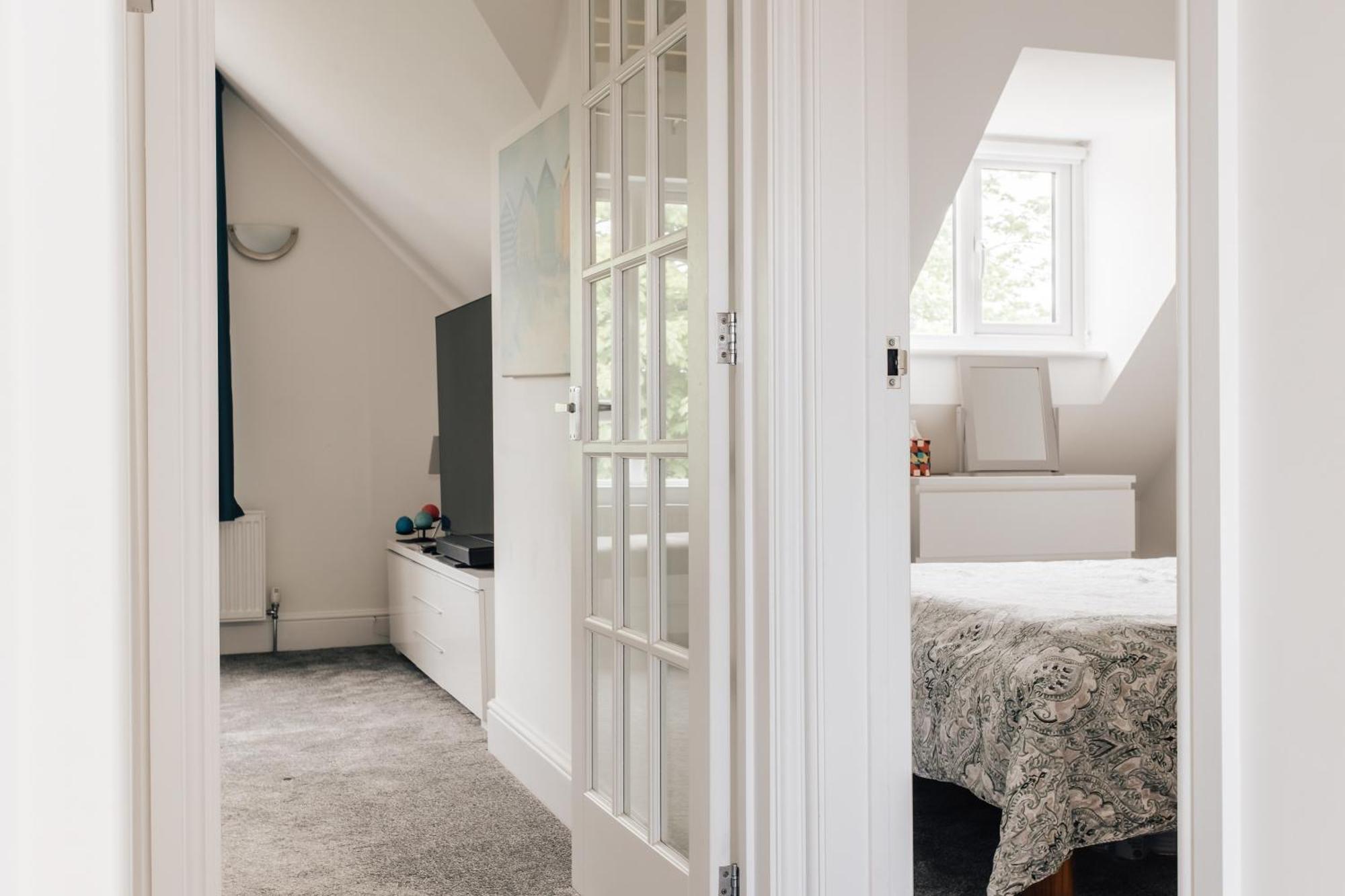 Private Two Bedroom Residence In Southbourne - Private Parking - Off The High Street - Minutes Away From The Beach Bournemouth Exterior foto