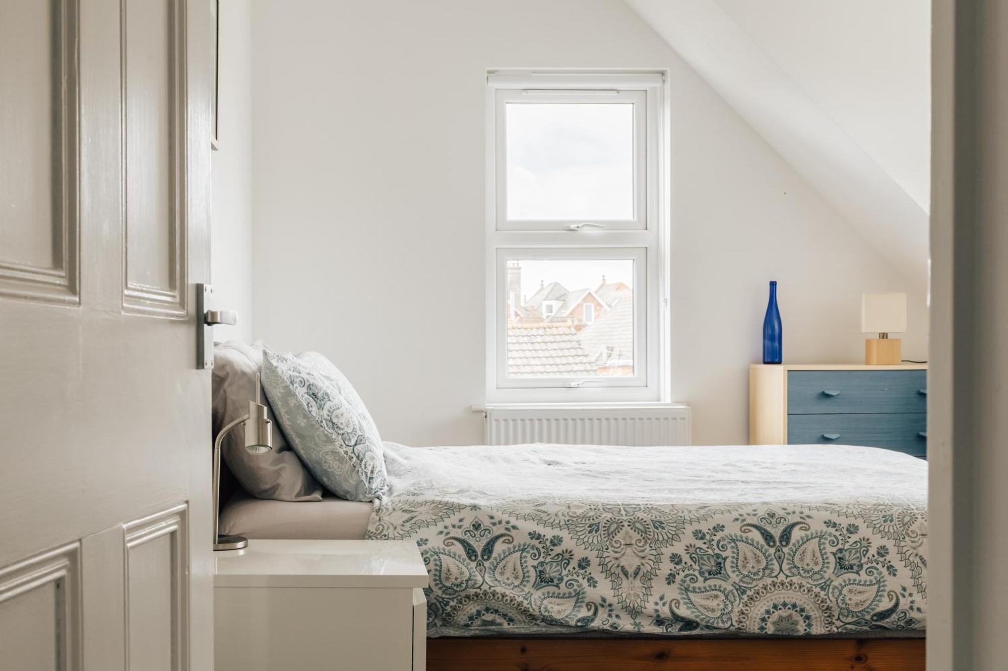 Private Two Bedroom Residence In Southbourne - Private Parking - Off The High Street - Minutes Away From The Beach Bournemouth Exterior foto