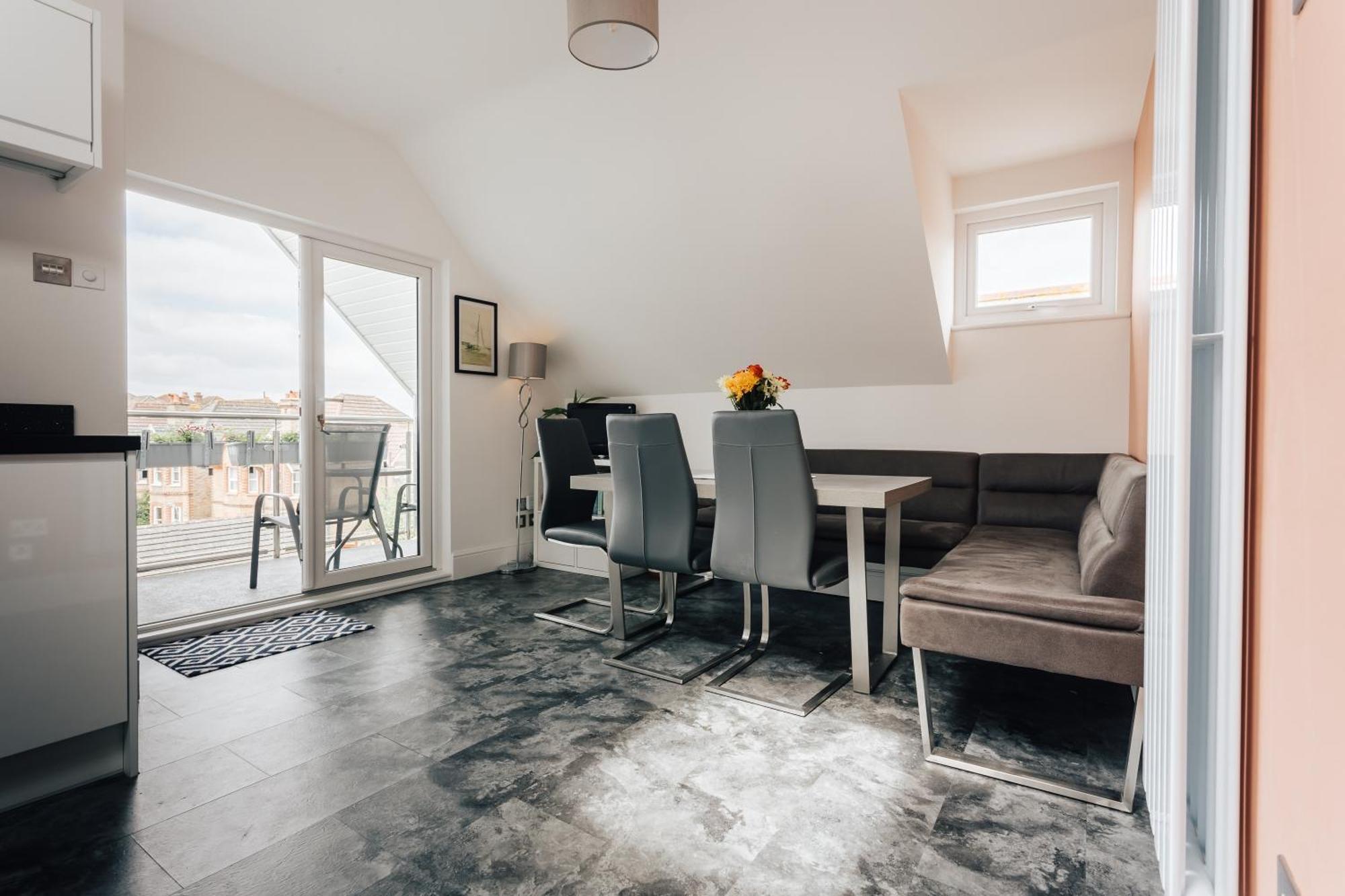 Private Two Bedroom Residence In Southbourne - Private Parking - Off The High Street - Minutes Away From The Beach Bournemouth Exterior foto