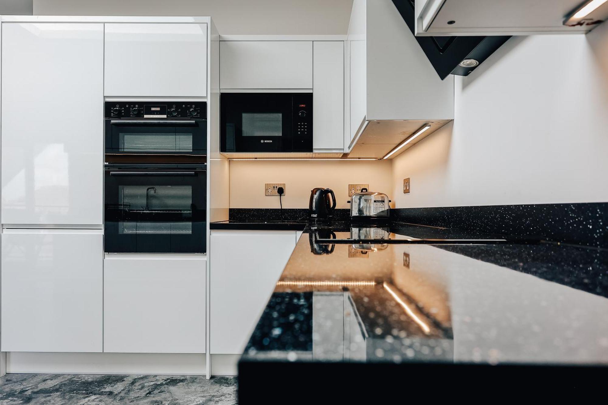 Private Two Bedroom Residence In Southbourne - Private Parking - Off The High Street - Minutes Away From The Beach Bournemouth Exterior foto