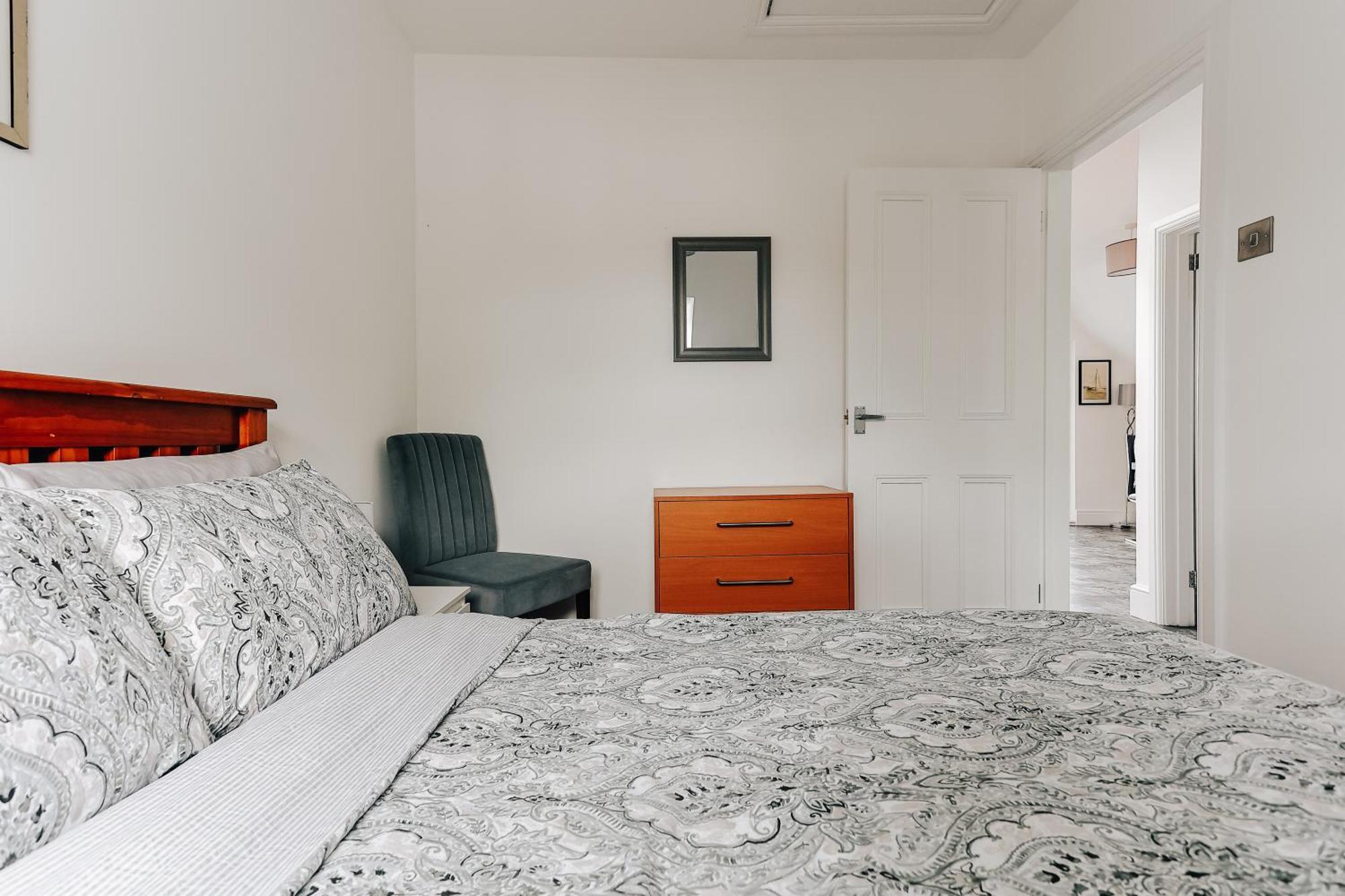 Private Two Bedroom Residence In Southbourne - Private Parking - Off The High Street - Minutes Away From The Beach Bournemouth Exterior foto